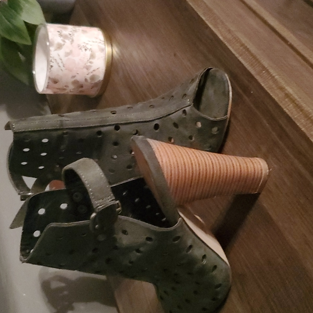 Shoes - Picture 2 of 2